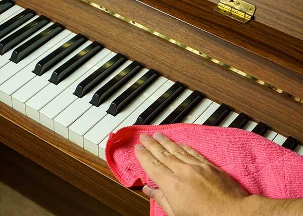 Piano keys cleaning