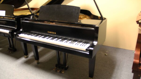 Yamaha 5' 3" Baby Grand Piano Model G1 Traditional Ebony Satin
