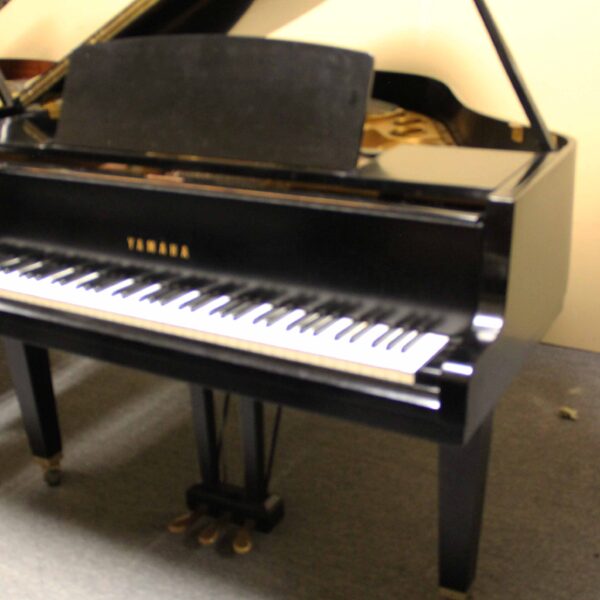 Yamaha 5' 3" Baby Grand Piano Model G1 Traditional Ebony Satin