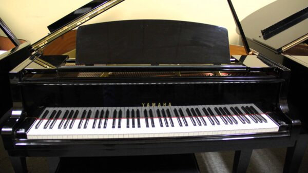 Yamaha 5' 3" Baby Grand Piano Model GH1 Traditional Ebony Polish