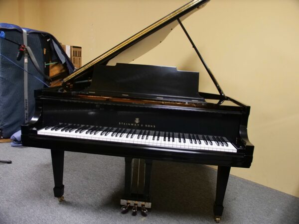 Steinway & Sons – 5′ 7″ Grand Piano