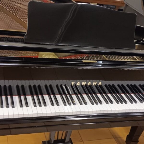 Yamaha 5’ 8” Baby Grand Piano