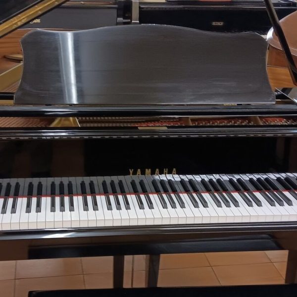 Yamaha 5’ 8” Baby Grand Piano